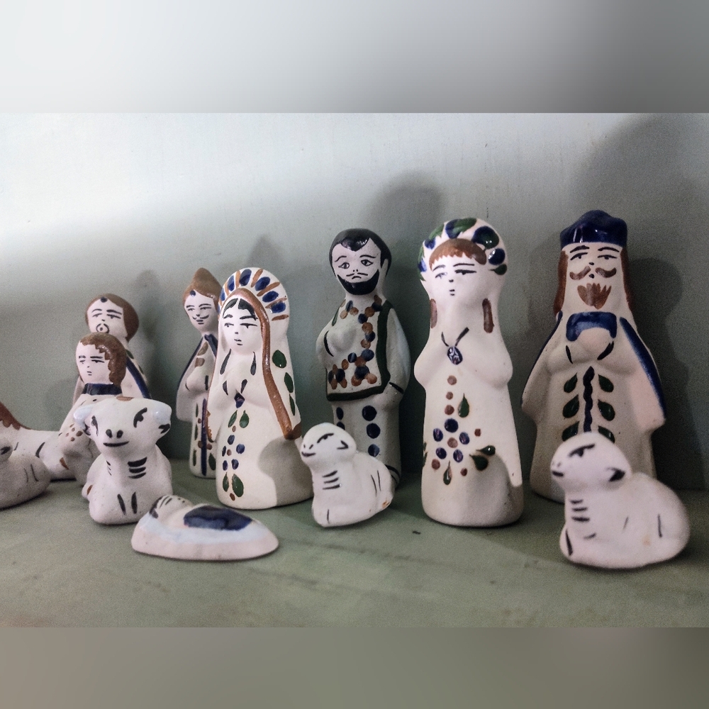 Vintage Porcelain 14 Piece Set Form Mexico.